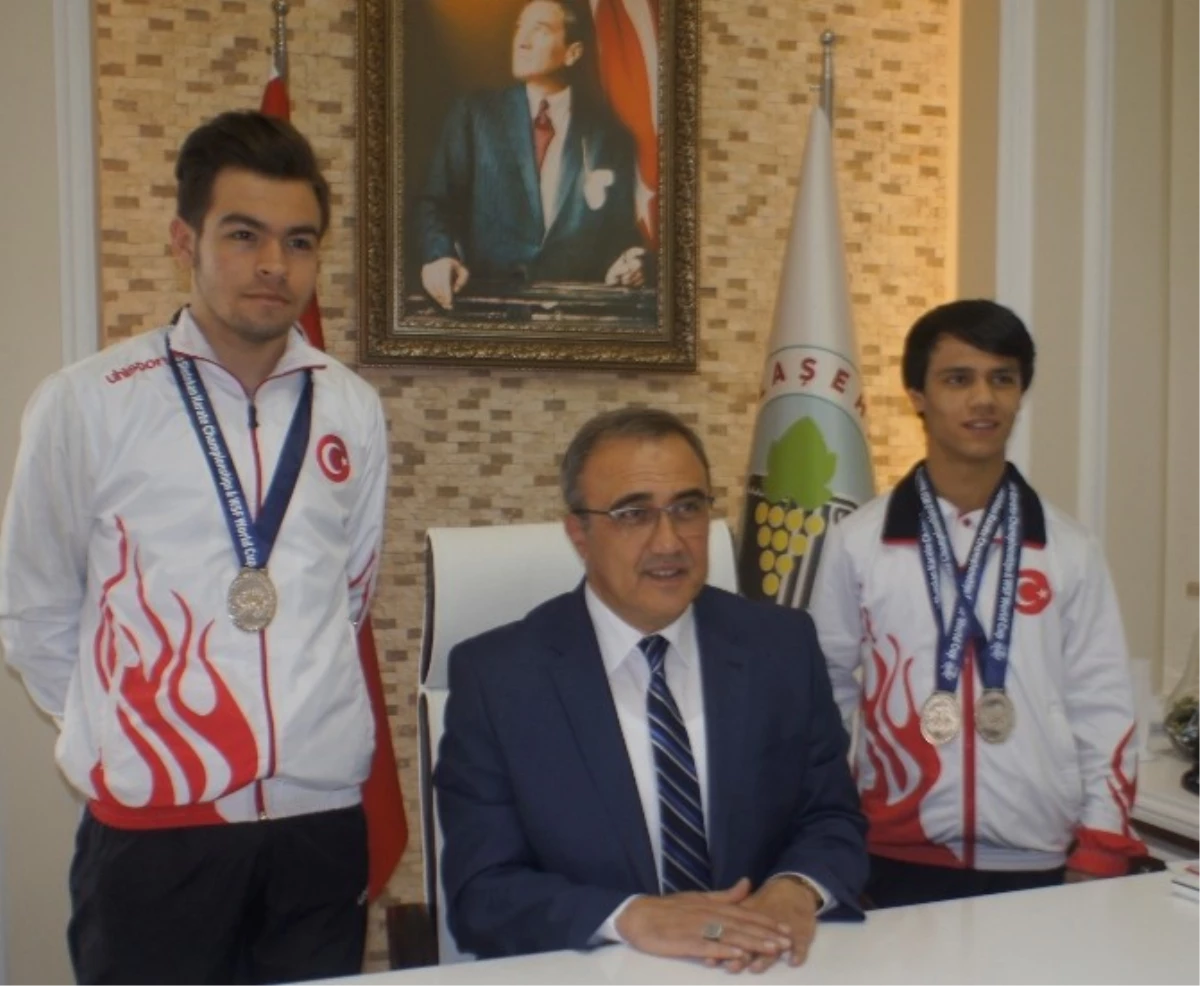 Başkan Karaçoban\'dan Dünya Şampiyonlarına Altın