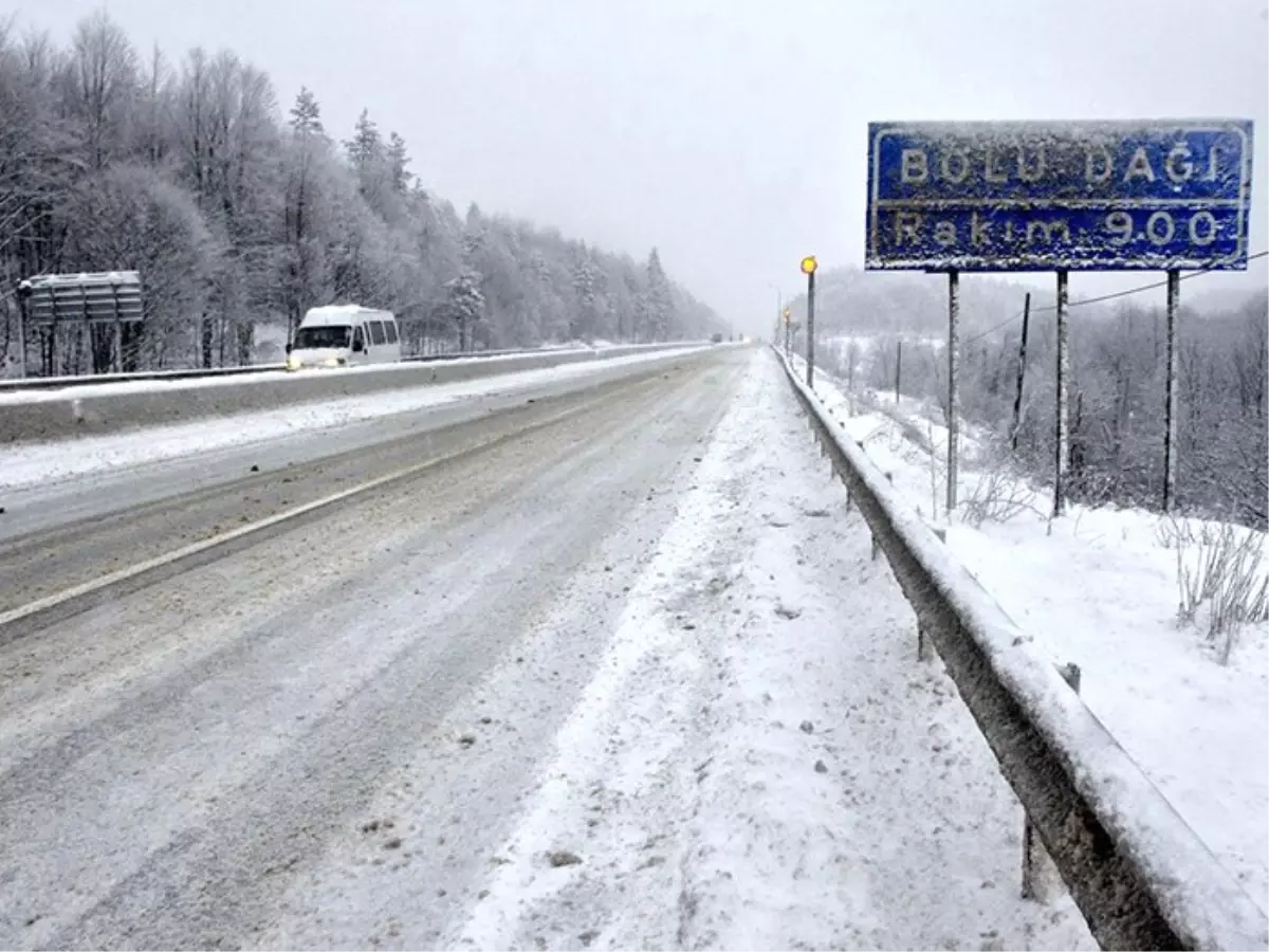 Bolu Dağı\'nda Kar Ulaşımı Yavaşlattı