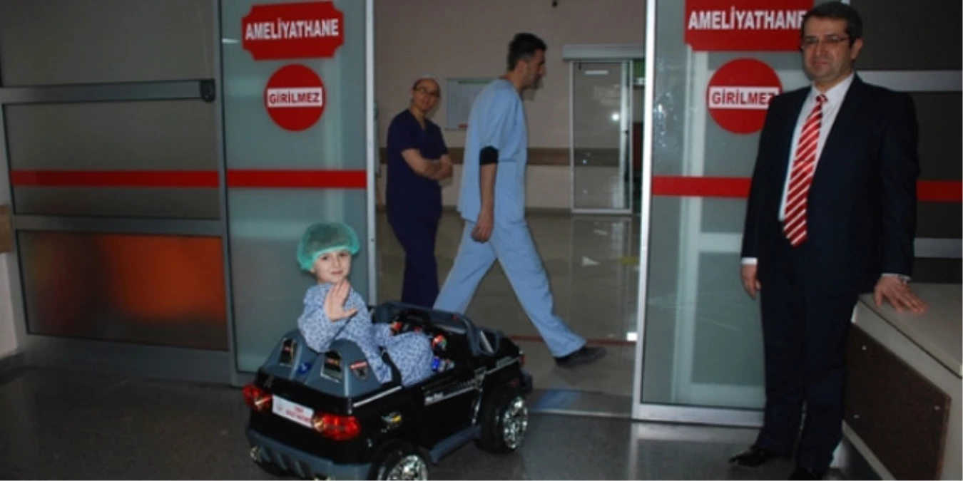 Çocuklar Akülü Araba ile Ameliyathaneye Gidiyorlar