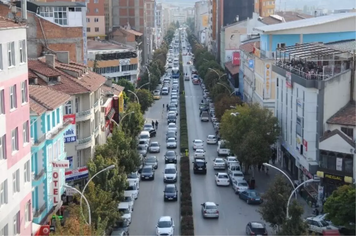 Çorum\'da Gazi ve İnönü Caddelerine Geçici Park Uygulaması Geliyor