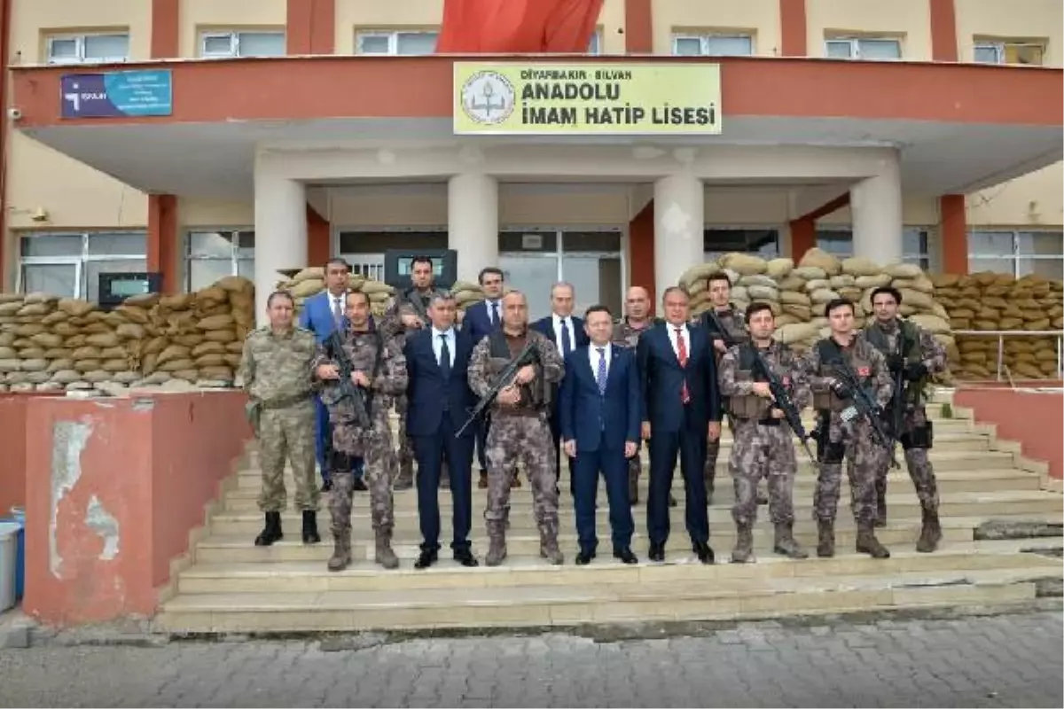 Diyarbakır Valisi Aksoy, Sur, Silvan Hani İlçelerini Ziyaret Etti