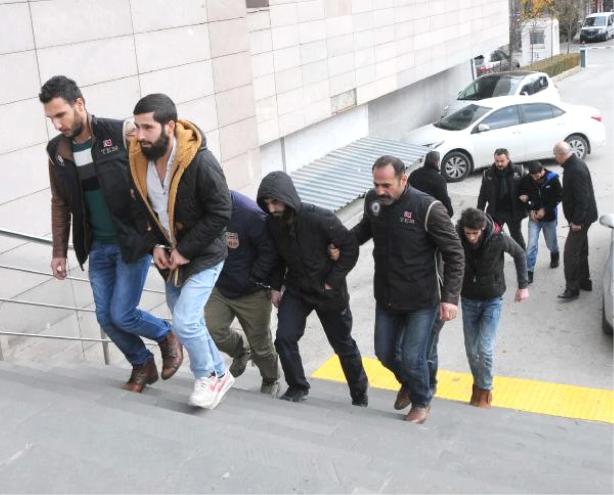 Eskişehir\'de Yakalanan El Nusra Üyesi 5 Kişi Adliyeye Sevk Edildi