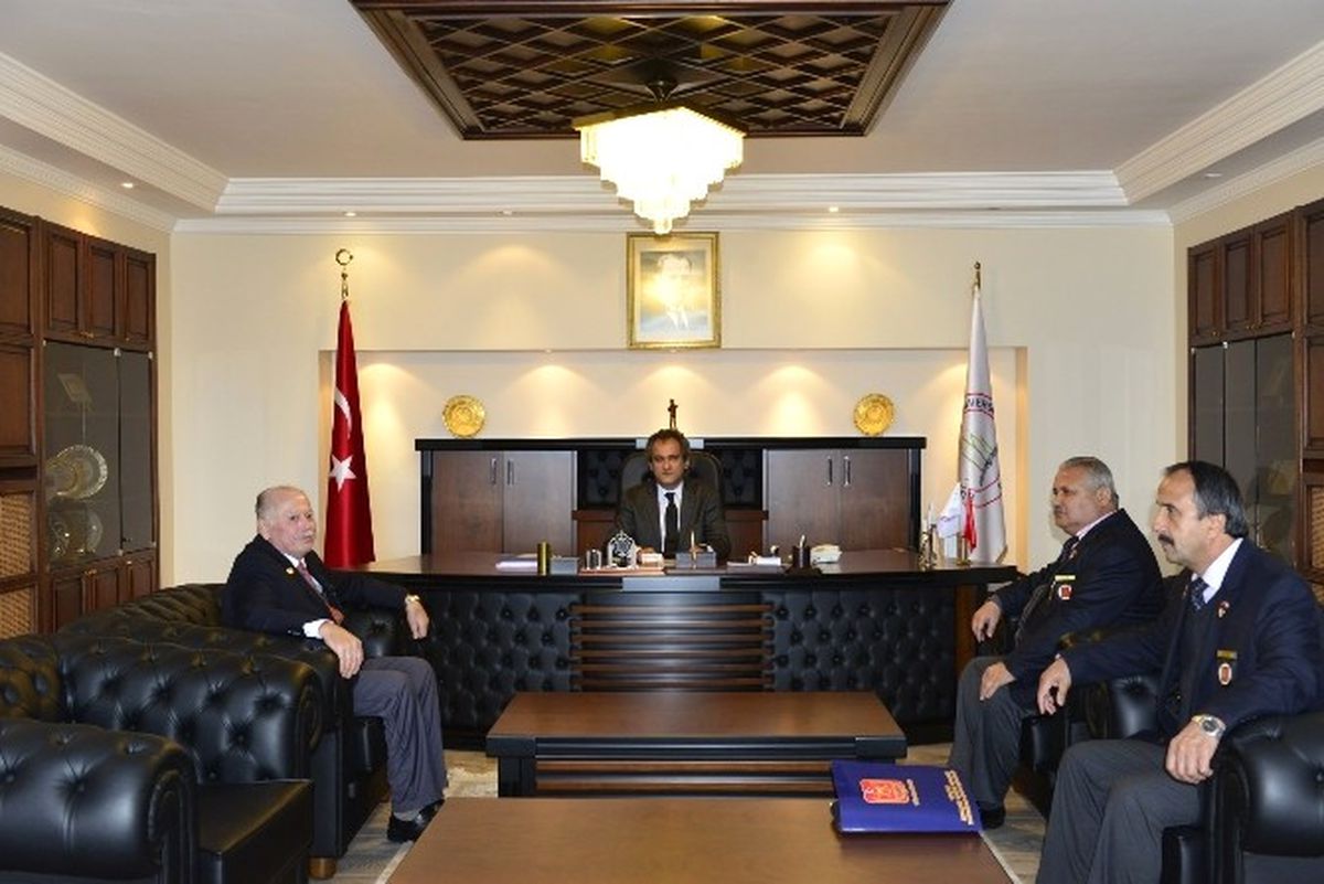 Gazilerden Rektör Özer\'e Anlamlı Ziyaret