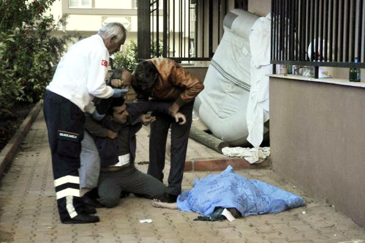 Balkondan Düşüp Ölen Annesinin Başından Ayrılamadı