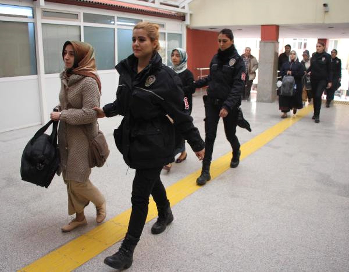 İzmit\'te Fetö Şüphelisi 5 Kadın Öğretmen Adliyeye Sevk Edildi