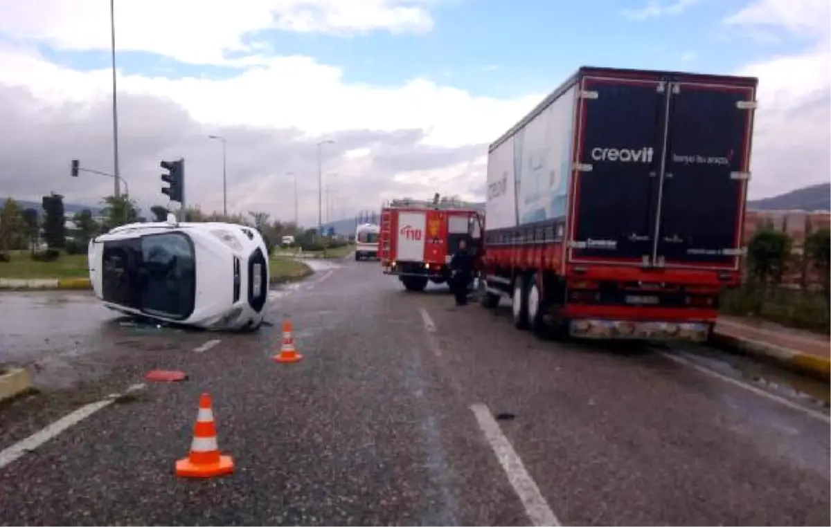 Kamyonla Çarpışan Otomobilde 2 Kişi Yaralandı