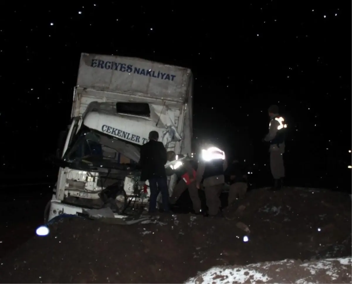 Kamyonlar Kafa Kafaya Çarpıştı: 1 Ölü, 1 Yaralı