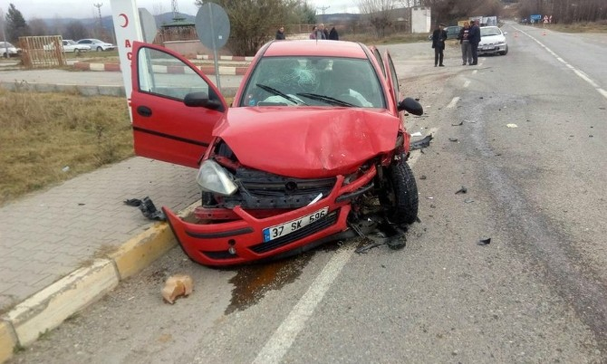 Kastamonu\'da Otomobiller Çarpıştı: 5 Yaralı
