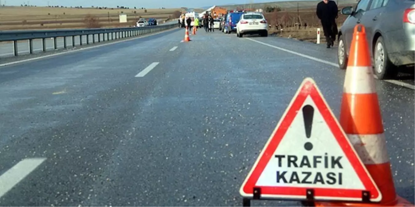 Küçükçekmece\'de Trafik Kazası: 1 Ölü 3 Yaralı (1)