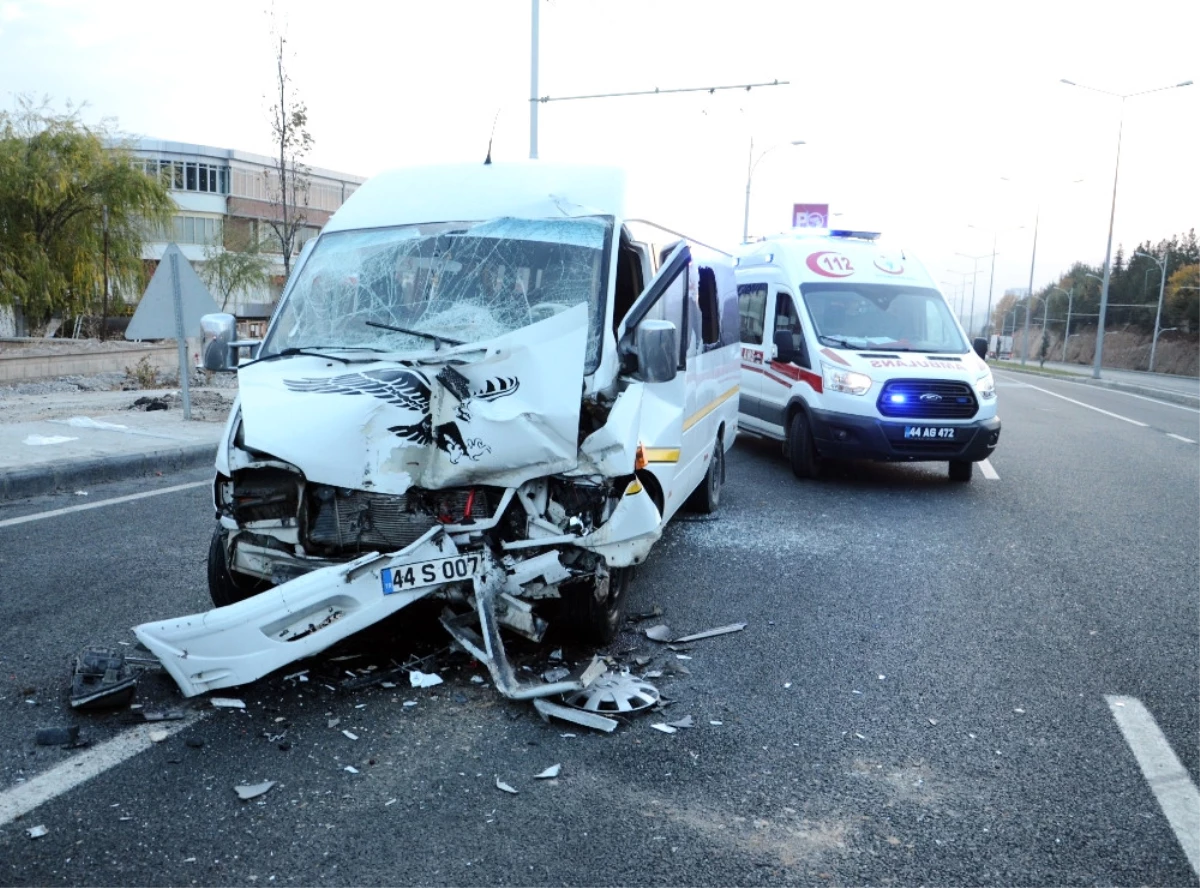 Malatya\'da Öğrenci Servisi ile Tır Çarpıştı: 18 Yaralı