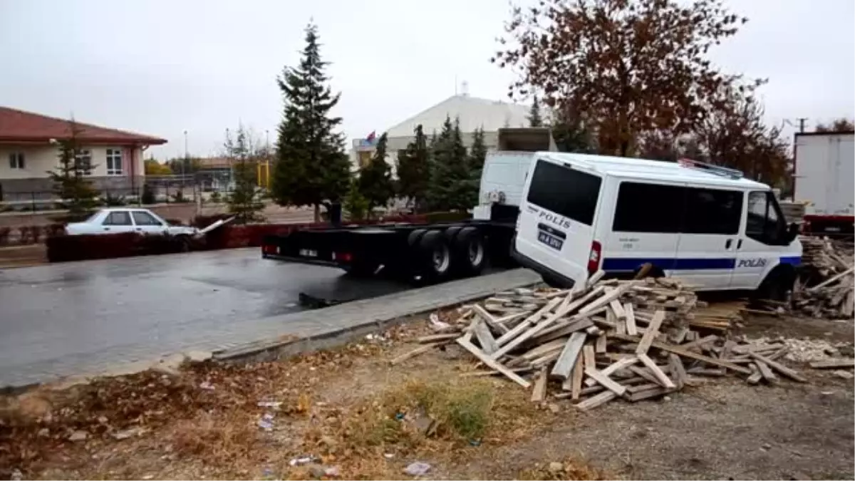 Otomobil, Polis Aracına Çarptı: 2 Yaralı