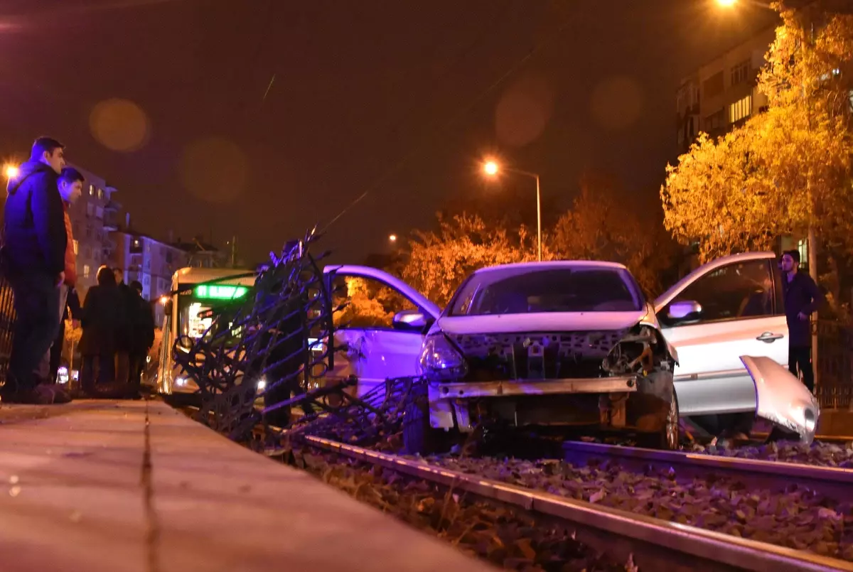 Otomobil, Tramvay Yoluna Uçtu: 2 Yaralı