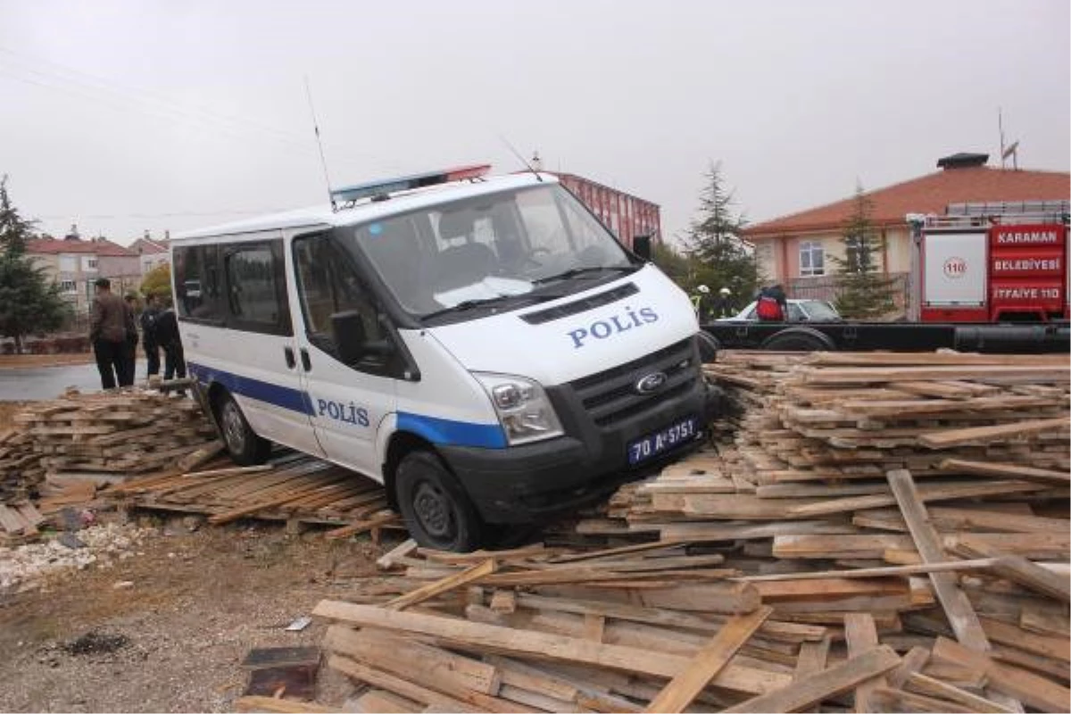 Polis Minibüsü ile Otomobil Çarpıştı: 1\'i Polis 2 Kişi Yaralandı