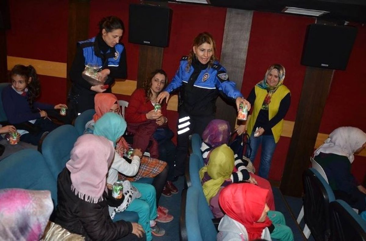 Polisler, Öğrencileri Sinemaya Götürdü