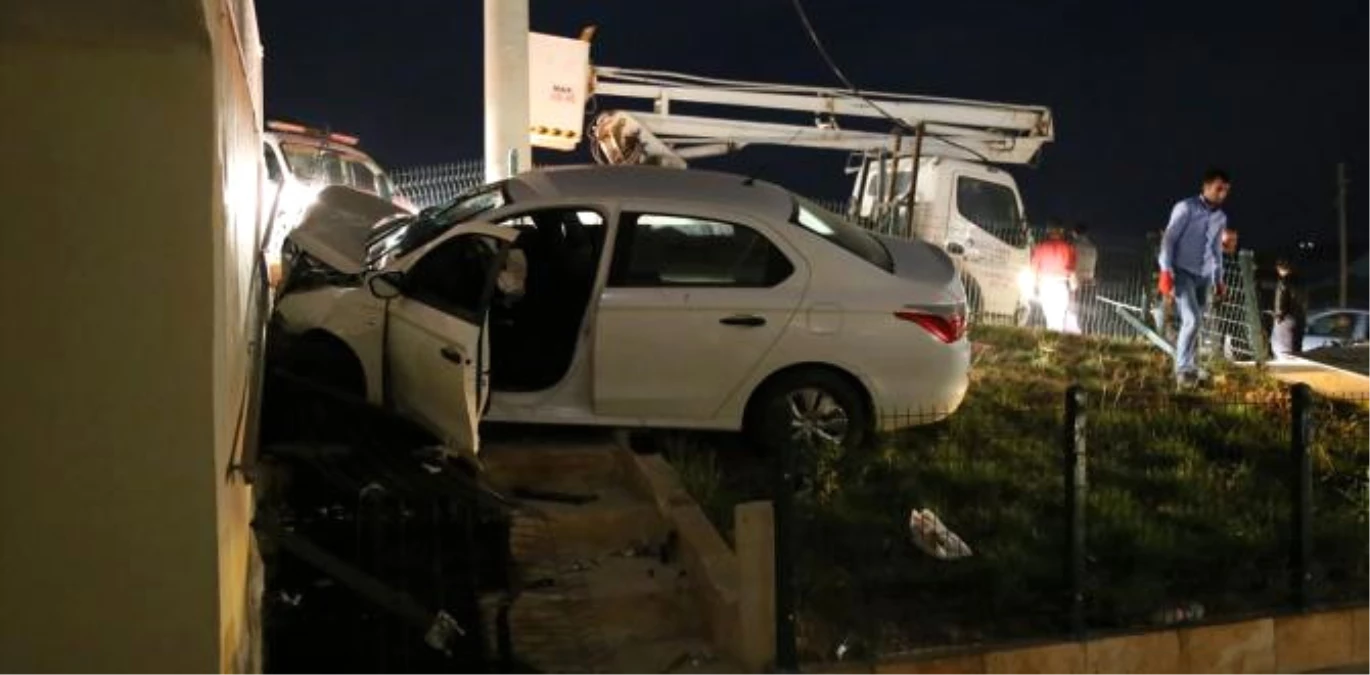 Şanlıurfa\'da Otomobil Cami Duvarına Çarptı: 5 Yaralı