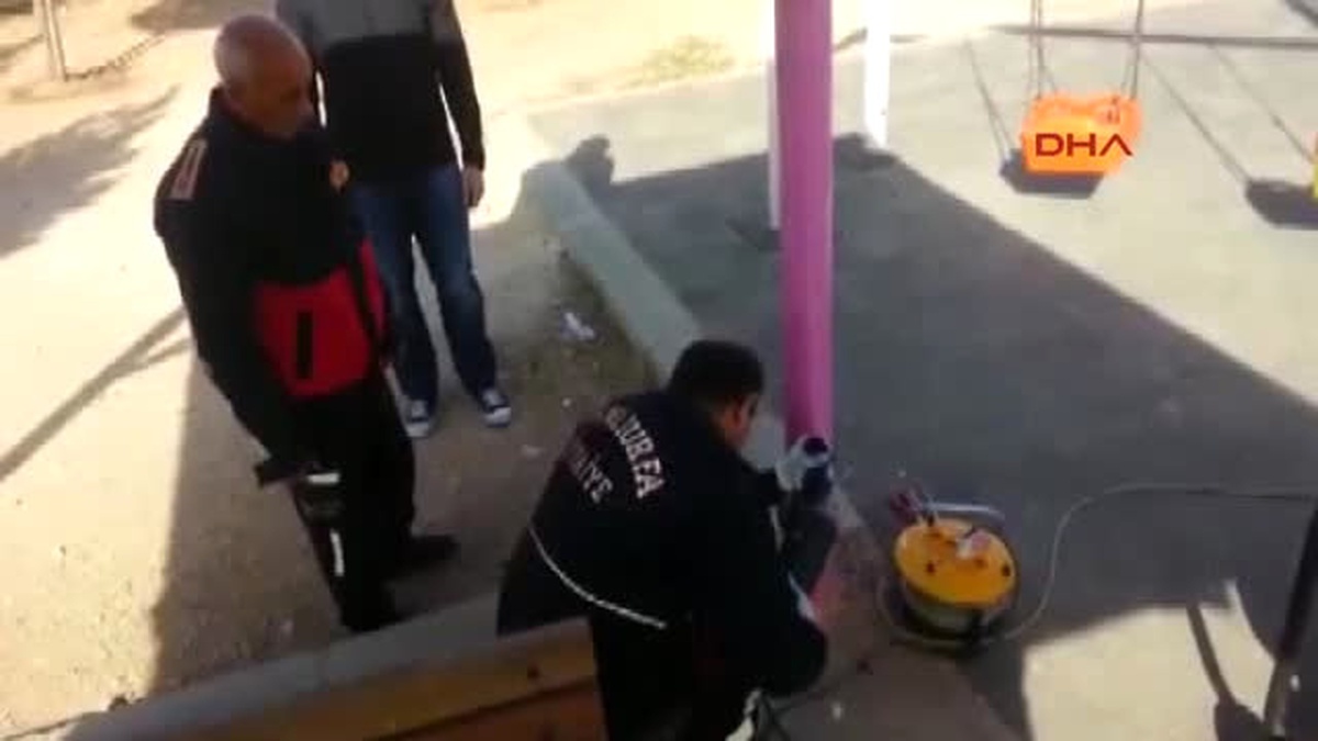 Şanlıurfa Oyun Parkı Borusuna Sıkışan Serçe Kurtarıldı