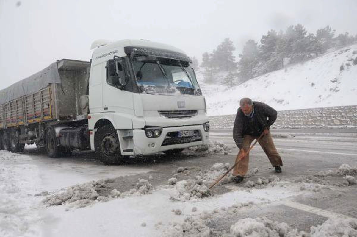 Sivas\'ta Kar Esareti, Onlarca Araç Yolda Kaldı