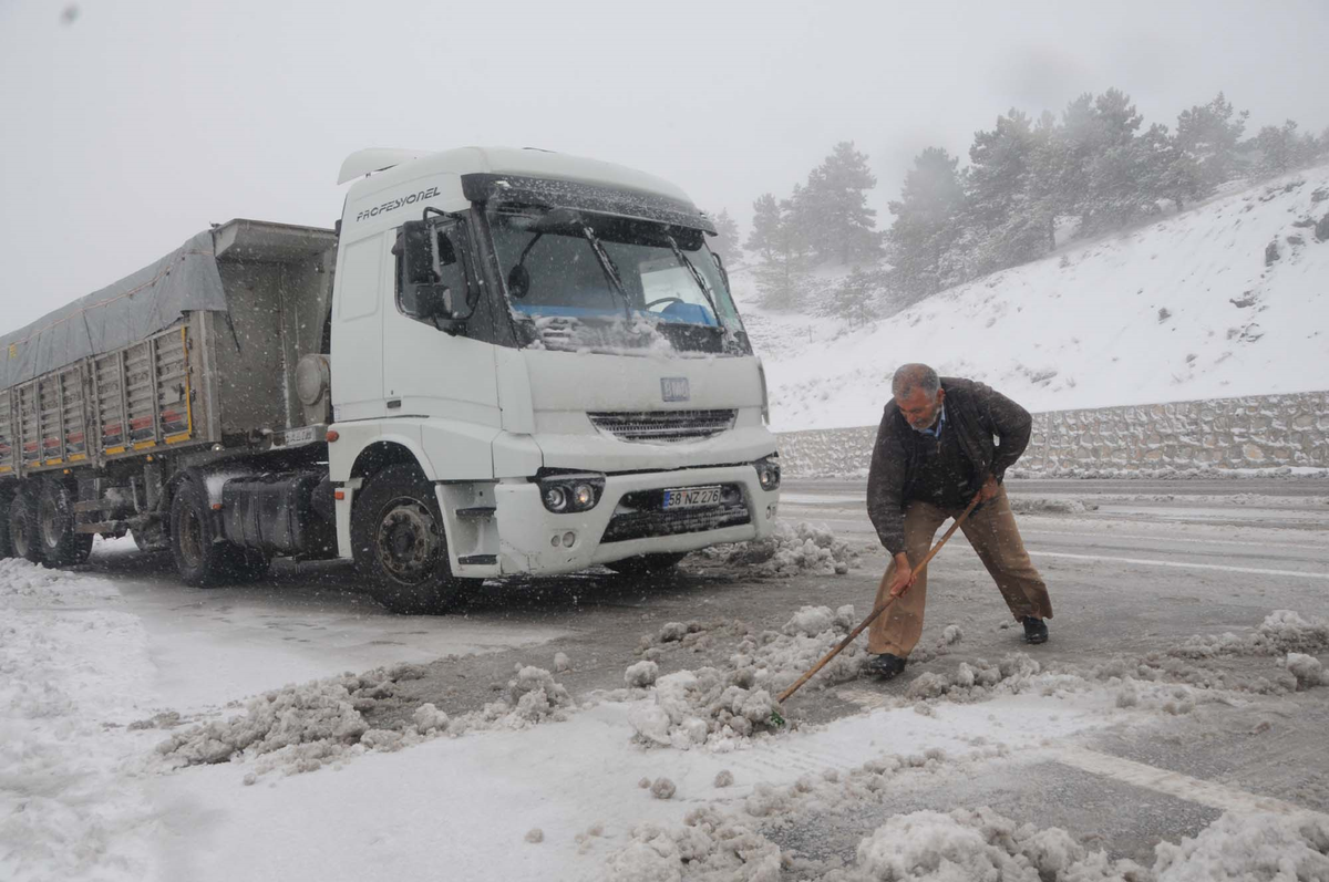 Sivas\'ta Kar Esareti, Onlarca Araç Yolda Kaldı