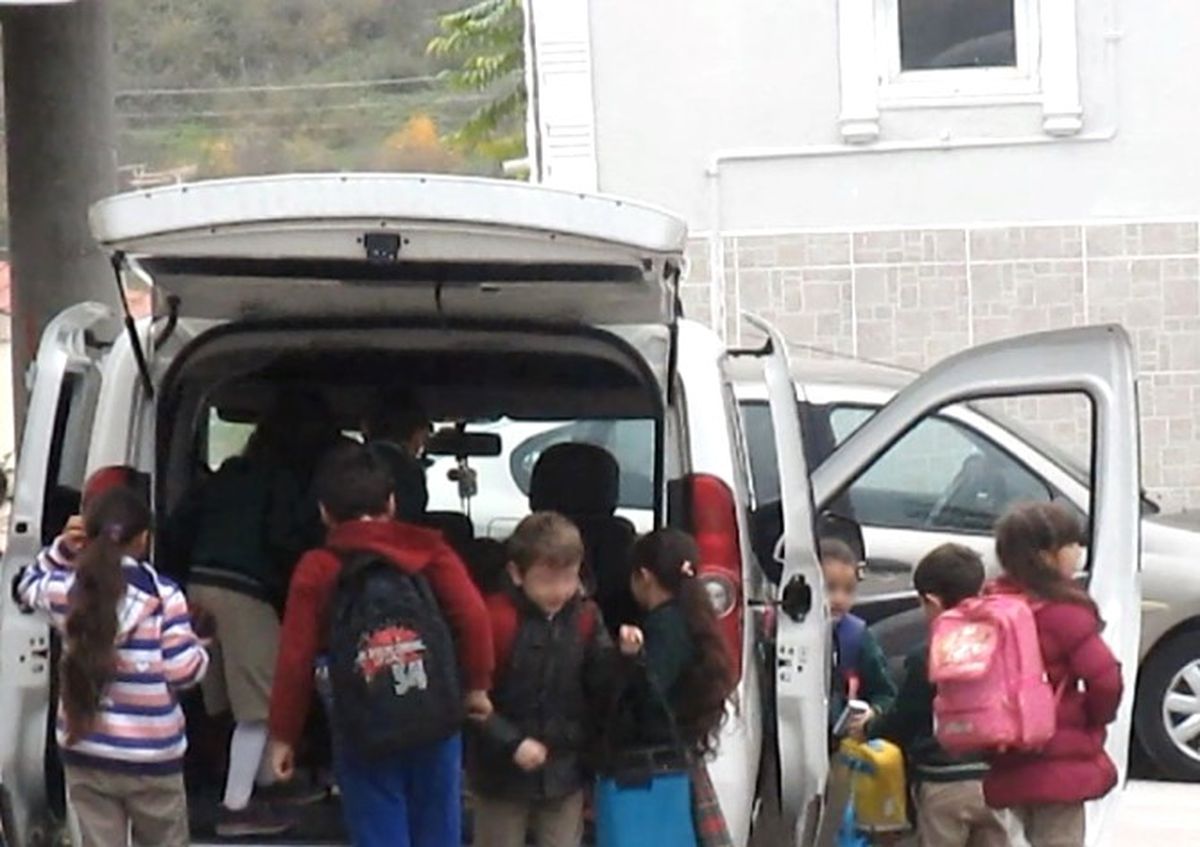 4 Kişilik Aracına 18 Öğrenci Sığdıran Öğretmen, Çocukların Canını Hiçe Saydı