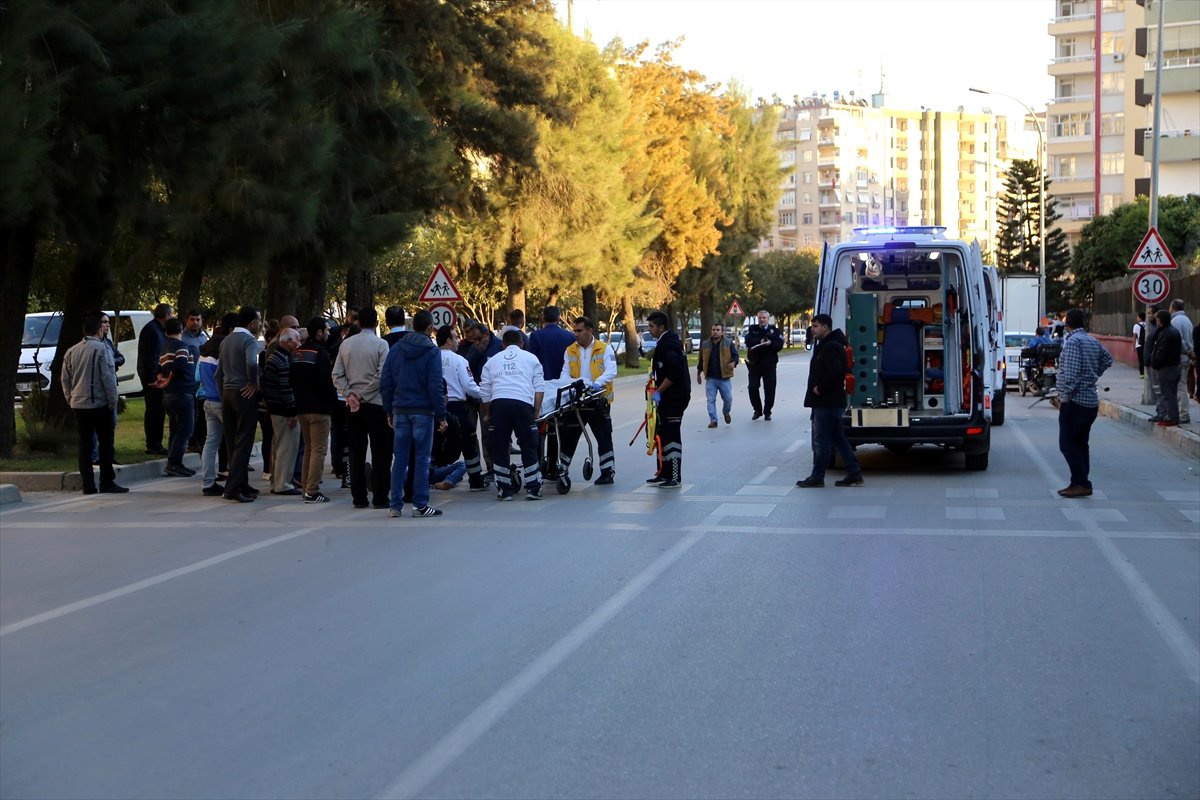 Adana\'da Otomobille Bisiklet Çarpıştı: 2 Yaralı