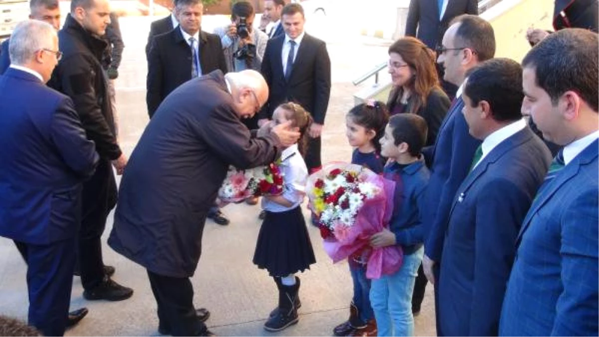 Bakan Avcı, Mektupla Kitap İsteyen Öğrencileri Ziyaret Etti