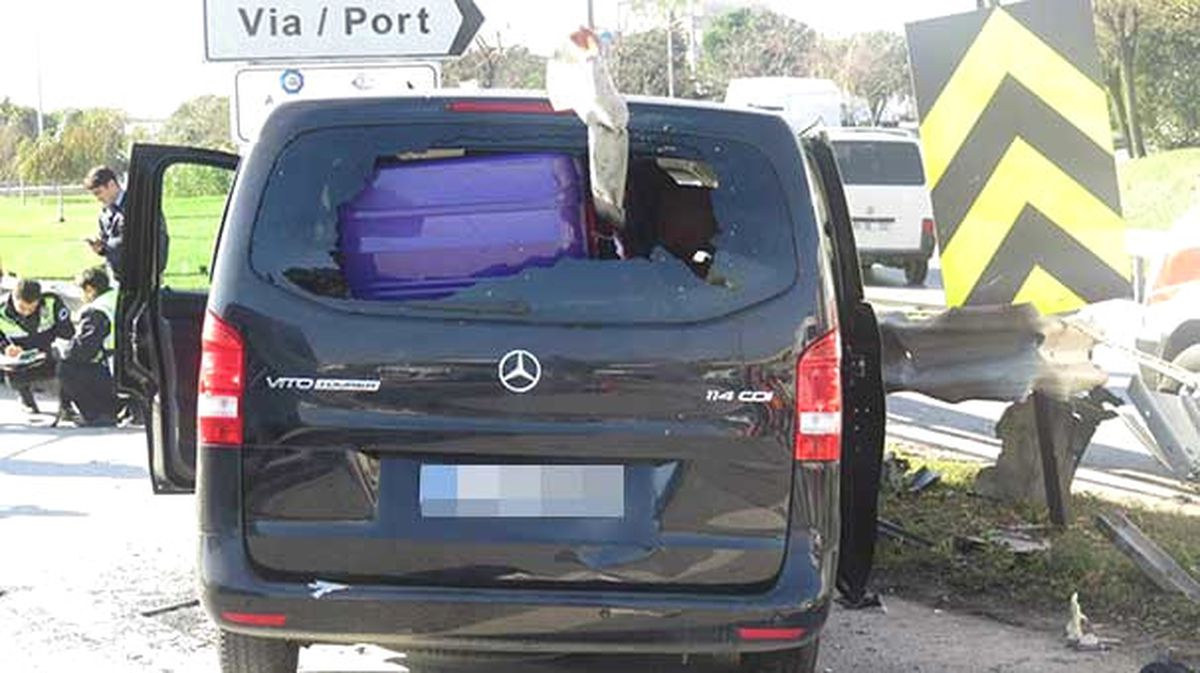 Bariyer Lüks Minibüse Ok Gibi Saplandı: 1 Ölü, 5 Yaralı (2)