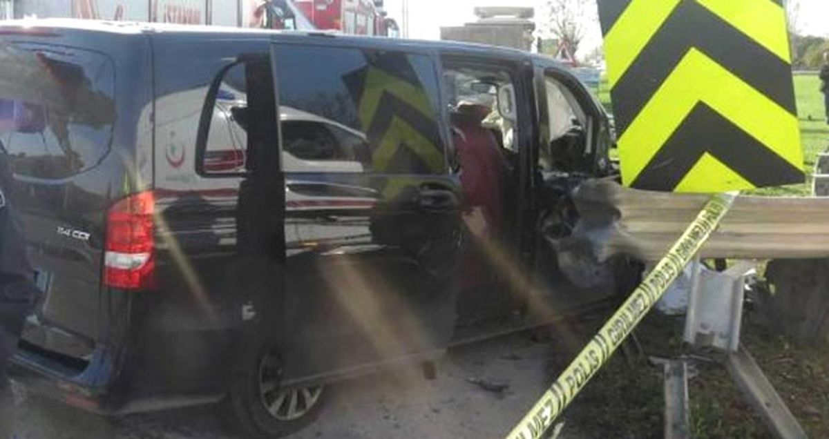 Bariyer Lüks Minibüse Ok Gibi Saplandı: 1 Ölü 5 Yaralı (2)