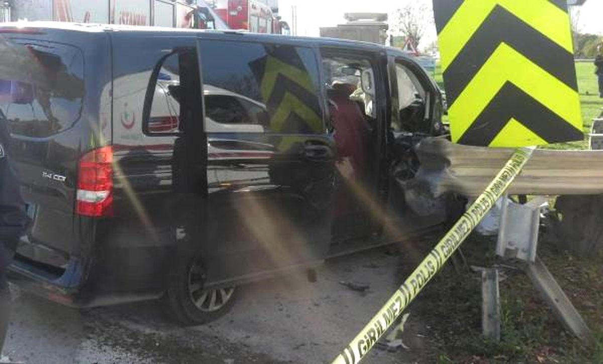 Bariyer Minibüse Ok Gibi Saplandı; 1 Ölü 5 Yaralı (1)