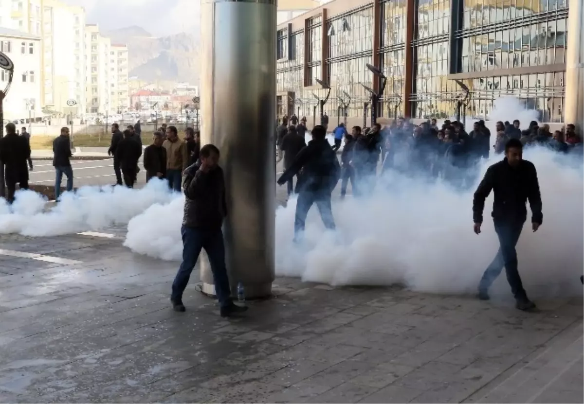 Bekir Kaya\'nın Gözaltına Alınması Protesto Eden Belediye Çalışanlarına Müdahale