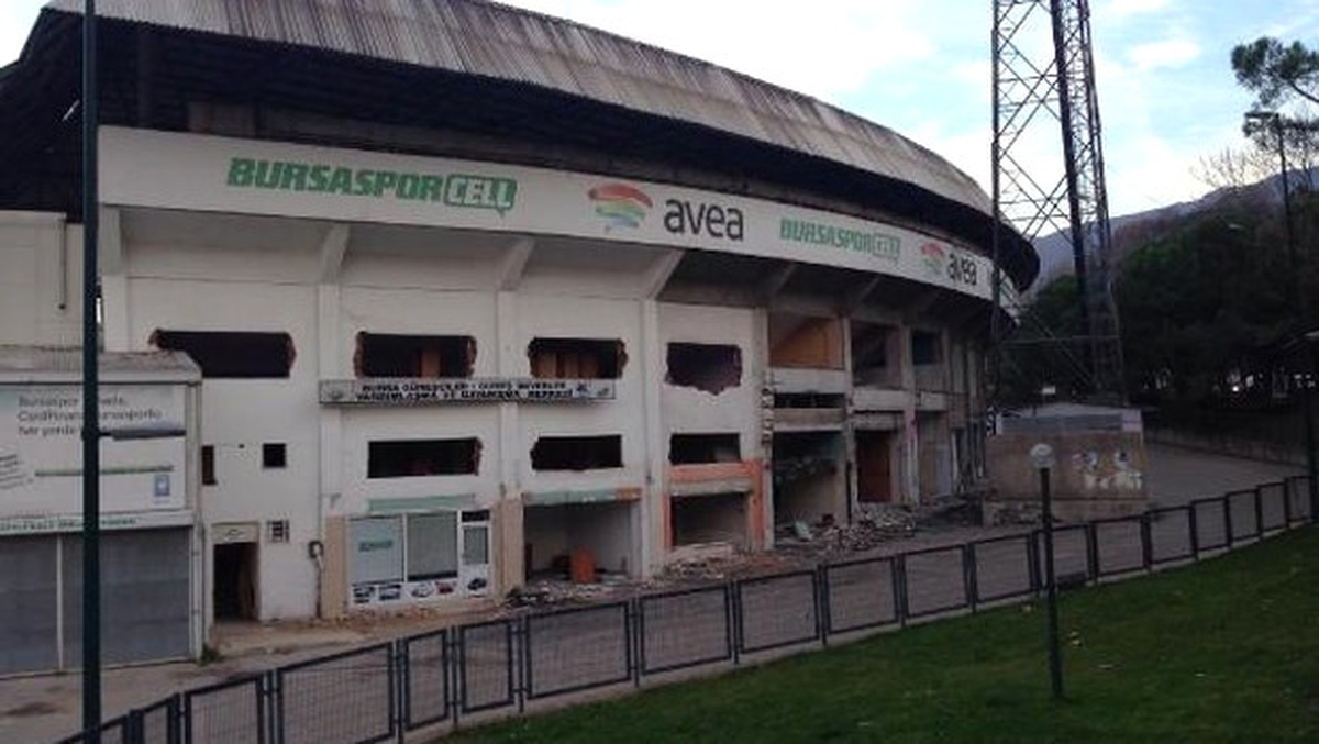 Bursa Atatürk Stadyumu\'nun Yıkımına Başlandı
