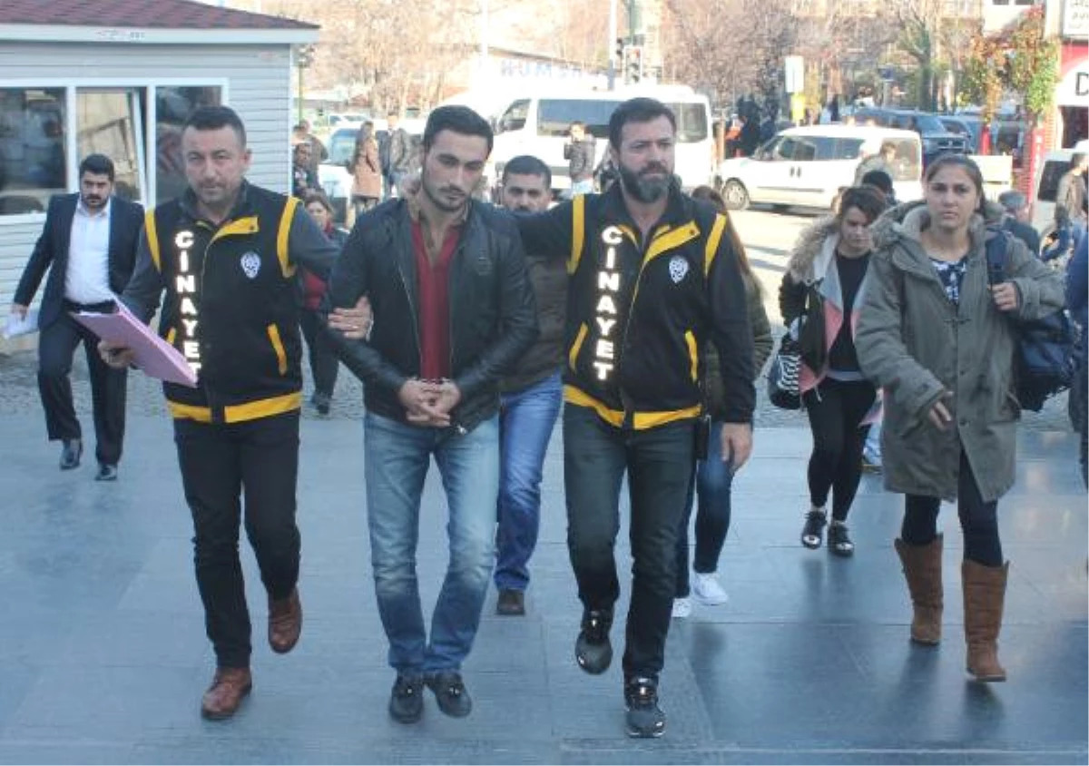 Bursa\'da Öğretmeni Yaralayan Zanlı Yakalandı