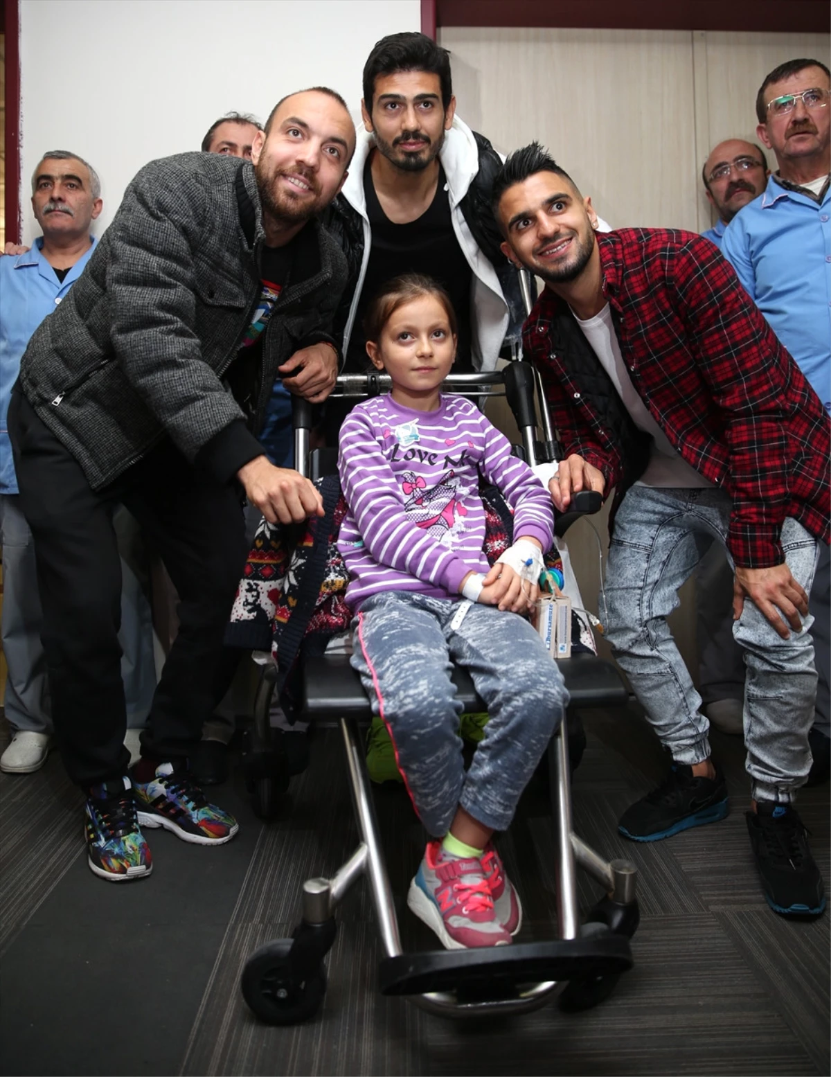 Bursasporlu Futbolculardan Çocuk Hastanesine Ziyaret
