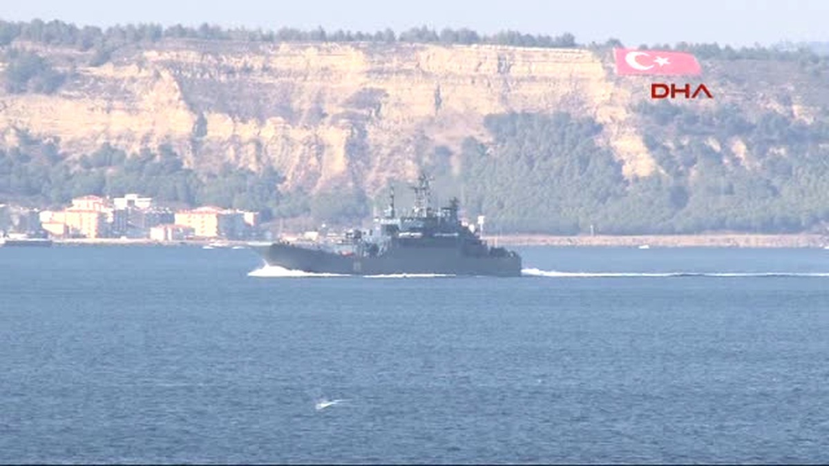Çanakkale Rus Savaş Gemisi Çanakkale Boğazı\'ndan Geçti