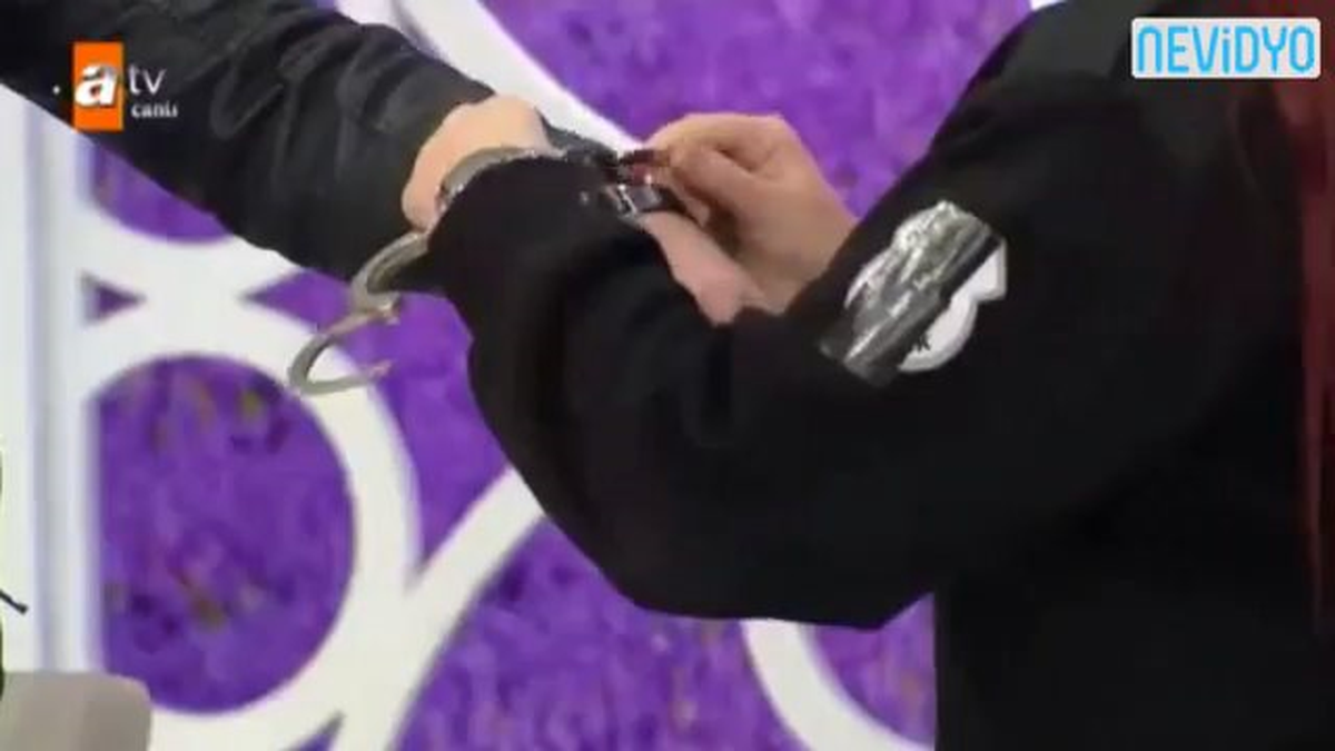 Damat Adayını Kendine Kelepçeledi