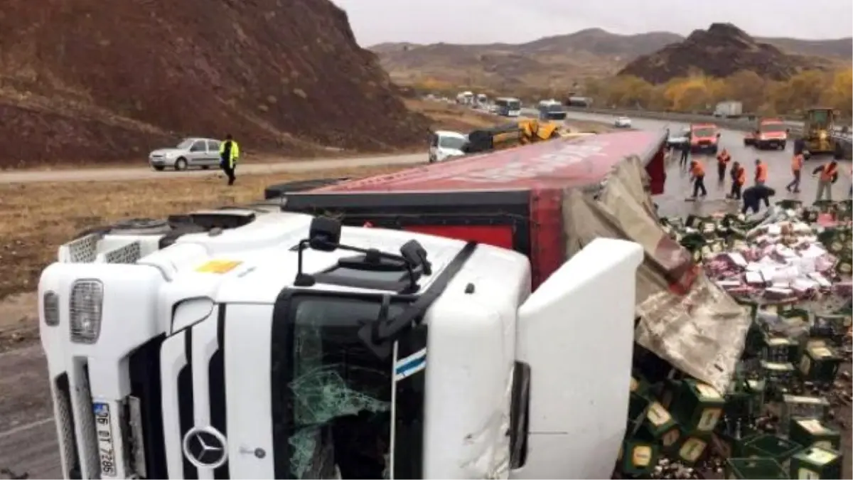 27 Ton Yüklü TIR Devrildi, Her Yer İçki Şişesi Oldu