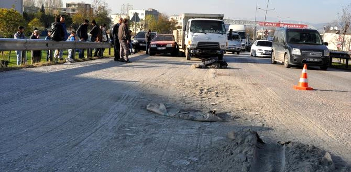 El Frenini Çekmeyi Unuttuğu Kamyonetinin Altında Kaldı