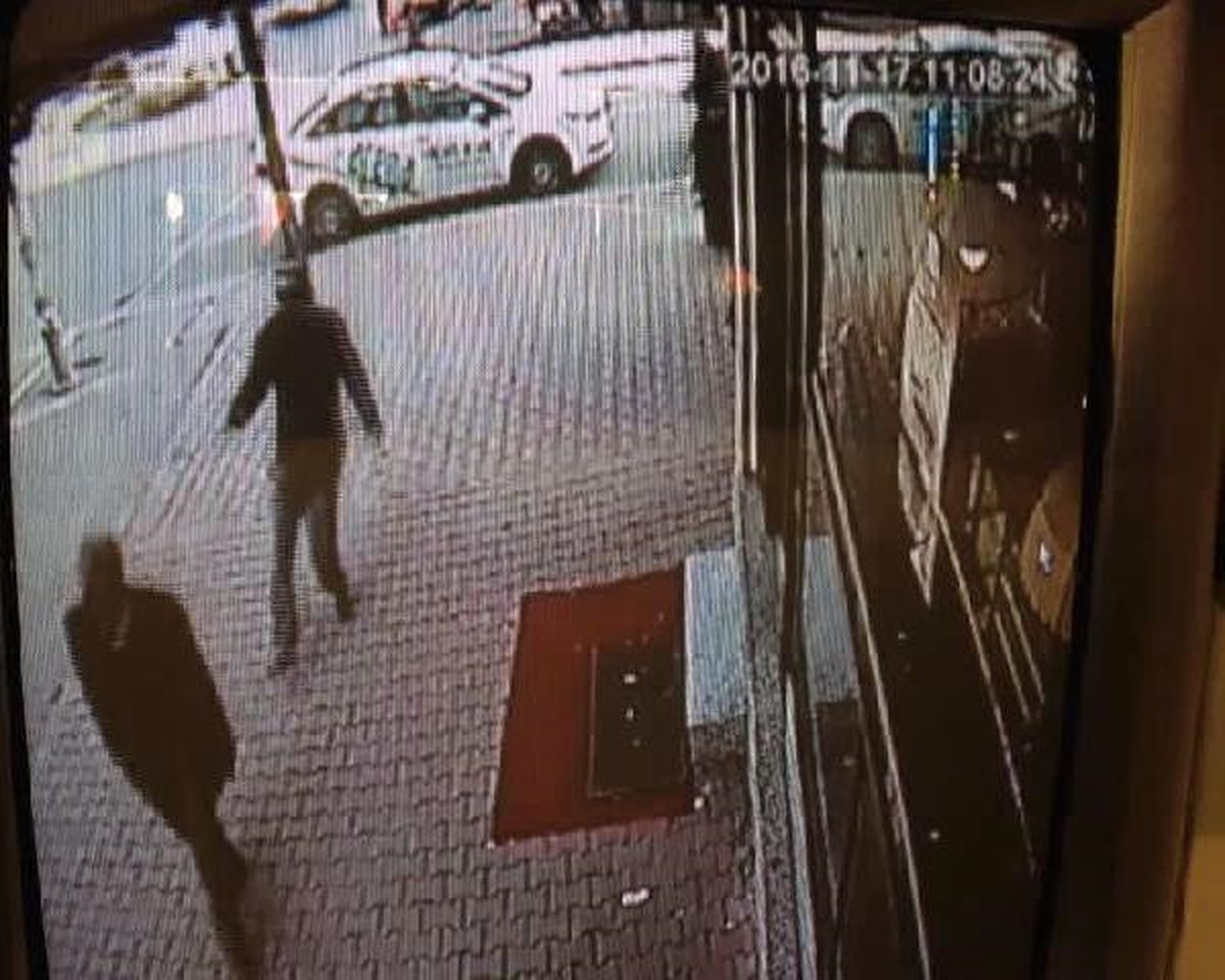 Esenyurt\'ta Silahlı Saldırı Güvenlik Kamerasında : 1\'i Ağır 3 Yaralı