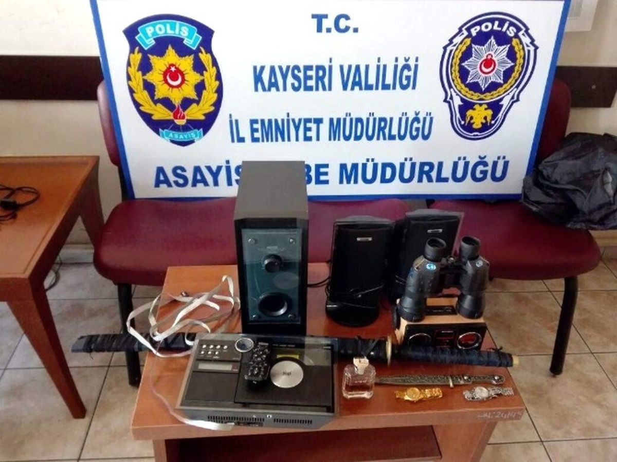 Ev Fareleri Çatıda Suçüstü Yakalandı