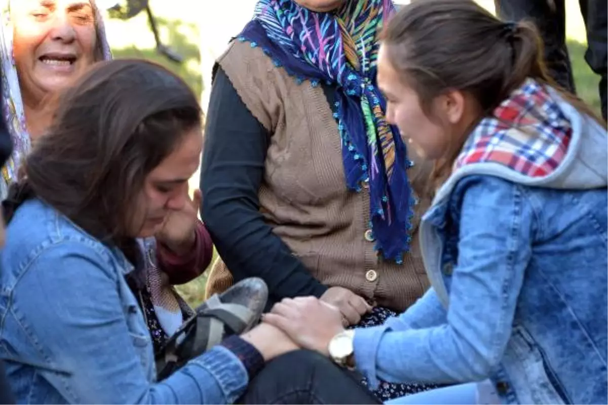 Hafriyat Kamyonu Ezdi, Oğlu Cesedine, Kızı da Terliğine Sarılıp Gözyaşı Döktü