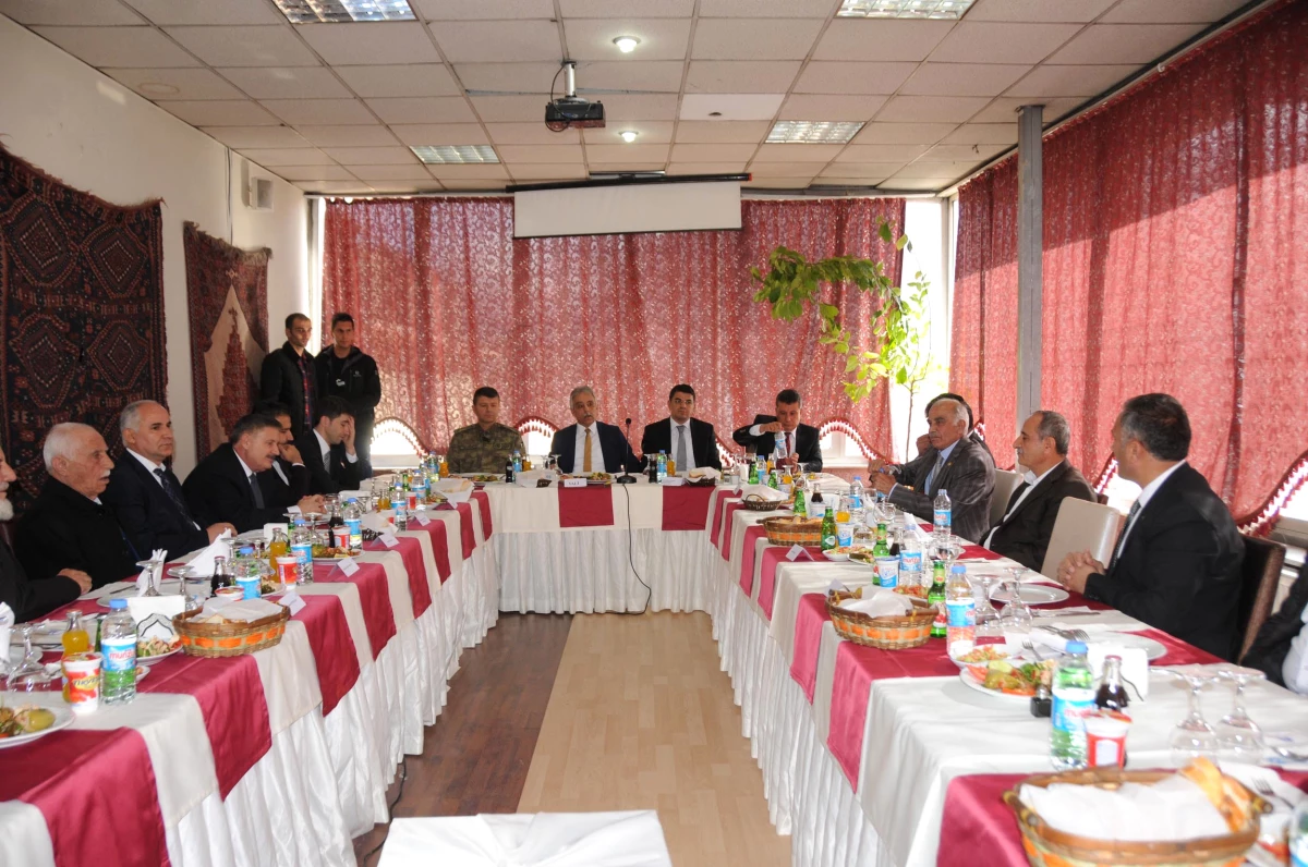 Hakkari Valisi Toprak, Kanaat Önderleriyle Toplantı Yaptı