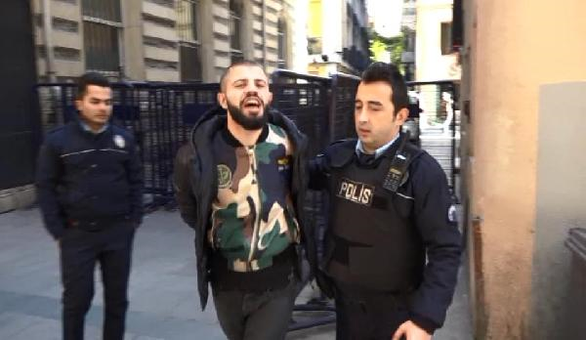 İstiklal Caddesi\'nde Çıkan Silahlı Kavgada 2 Kişi Bacaklarından Vurularak Yaralandı