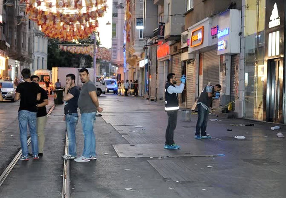 İstiklal Caddesi\'nde Çıkan Silahlı Kavgada 2 Kişi Bacaklarından Vurularak Yaralandı