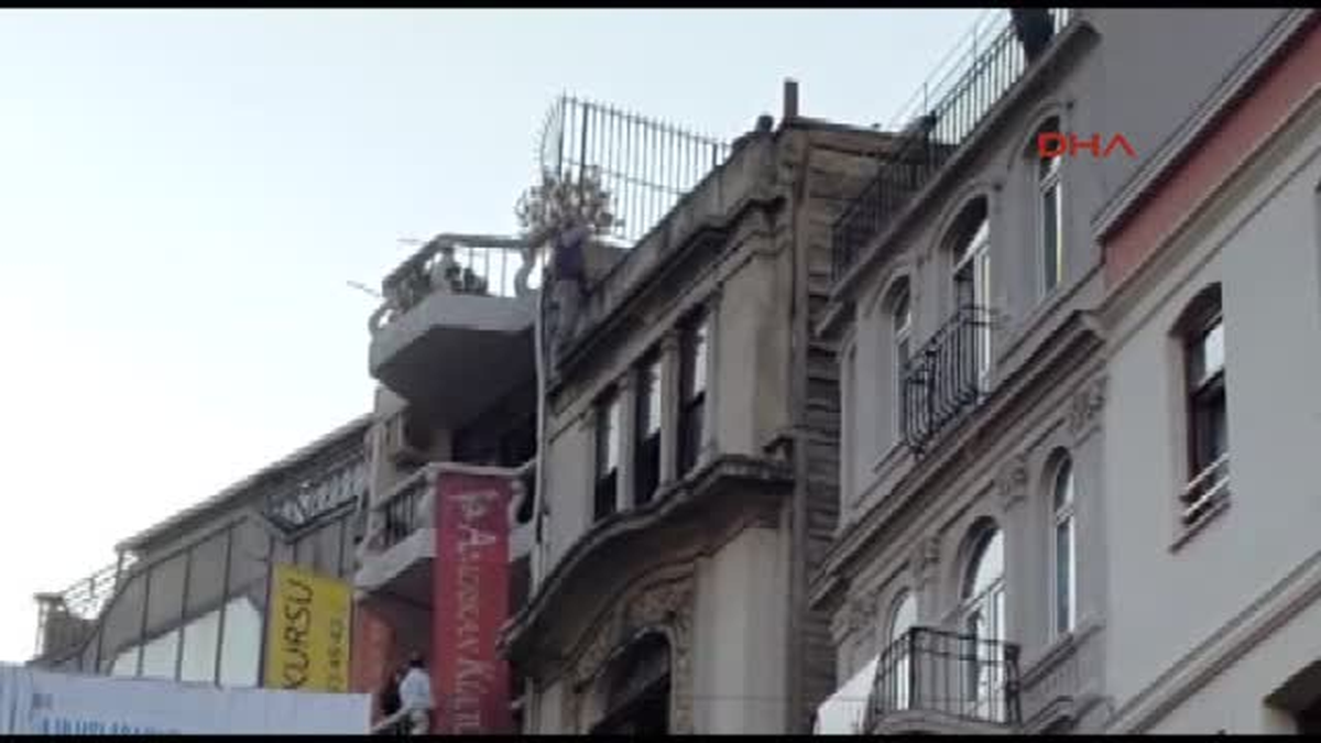 Istiklal Caddesi\'nde Intihar Girişimi Hareketliliği