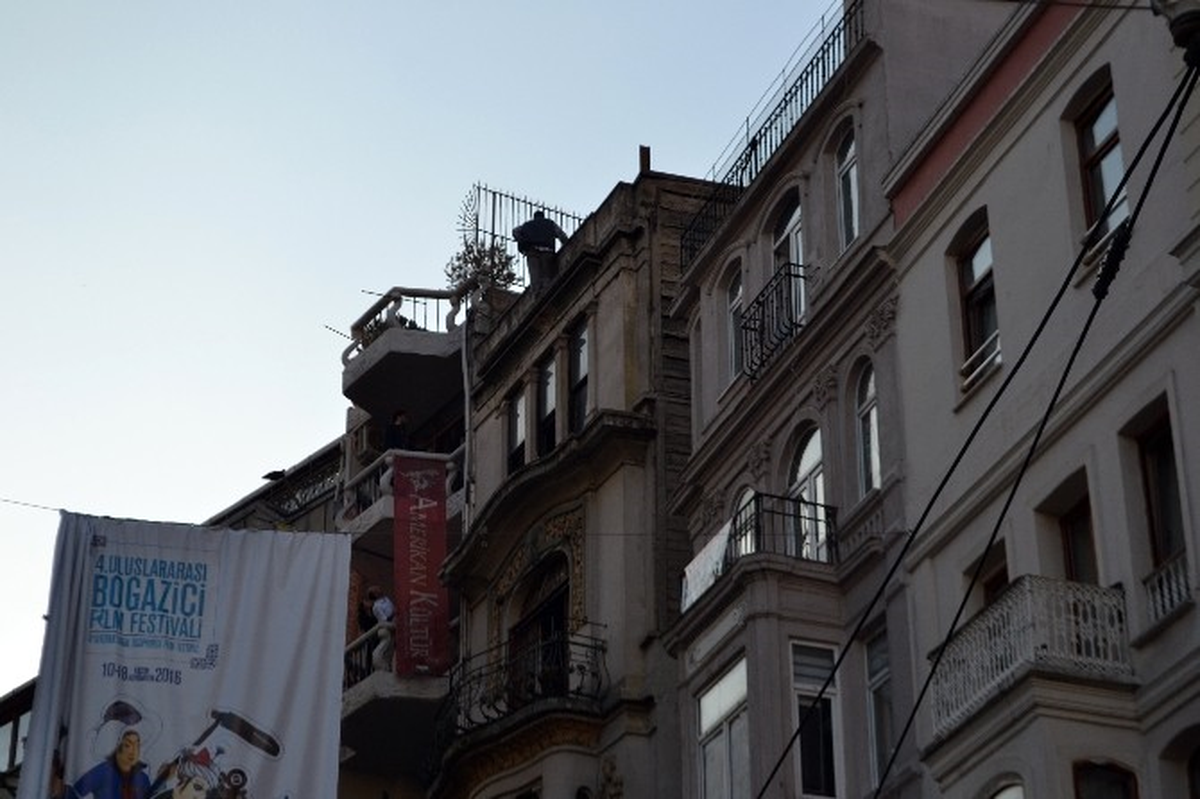 İstiklal Caddesi\'nde İntihar Girişimi