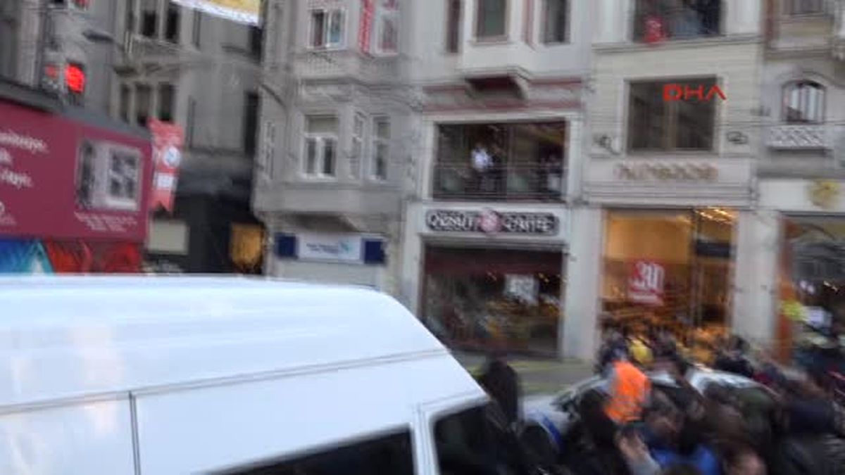 Istiklal Caddesi\'nde Intihar Girişimi Hareketliliği