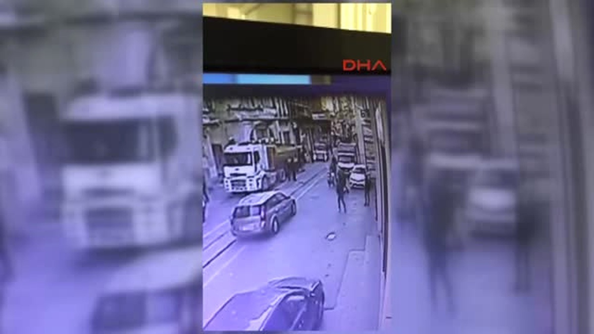 Istiklal Caddesi\'ndeki Silahlı Kavga Güvenlik Kamerasında