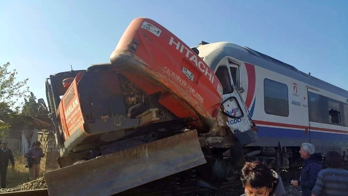 İzmir\'de Feci Tren Kazası: 5 Yaralı