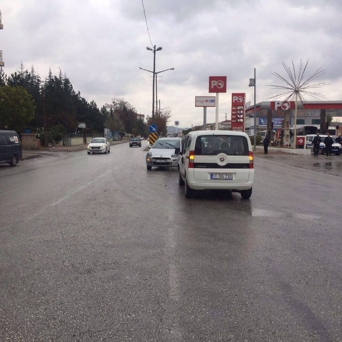 Kamyonet ile Otomobil Çarpıştı, 3 Yaralı