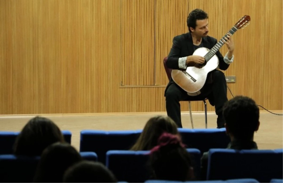 Kbü\'de "Gitar Resitali ve Ustalık Sınıfı" Etkinliği Düzenlendi