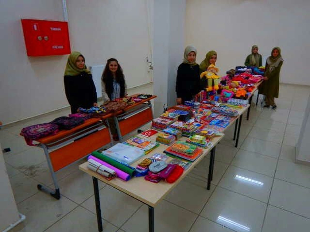 Kız Anadolu İmam Hatip Lisesi\'nden Kardeş Okula Kırtasiye Yardımı